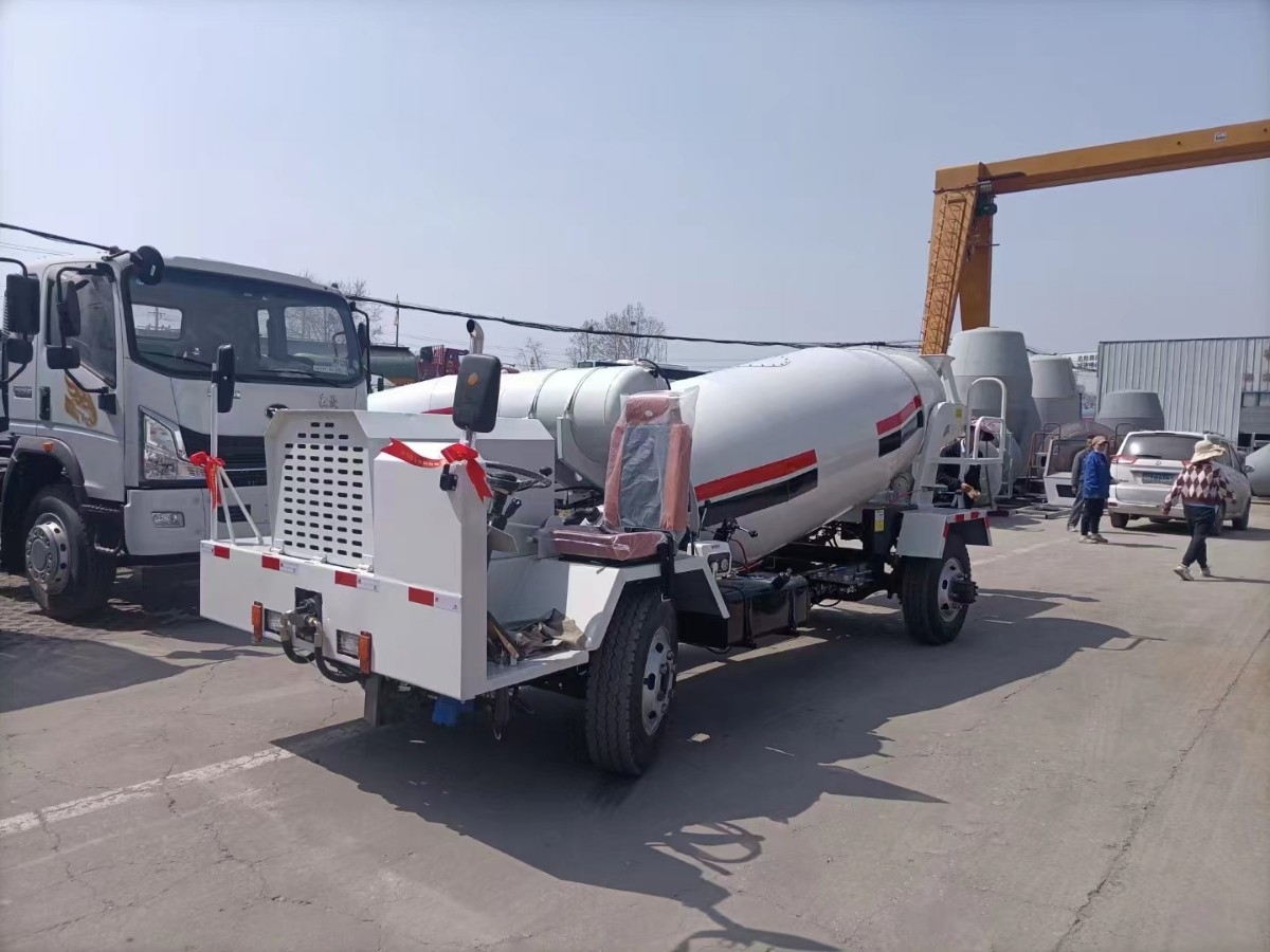 混凝土攪拌車夜間行駛時要注意哪些事項(xiàng)